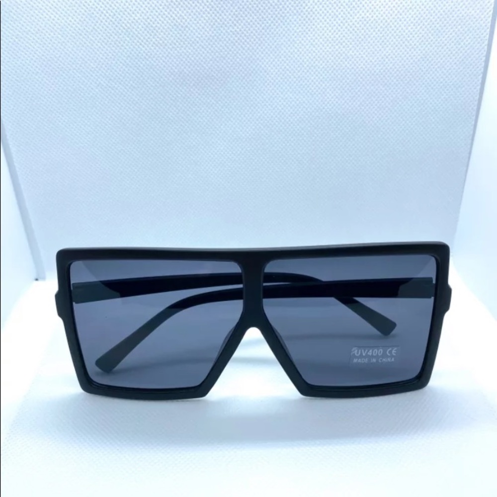 BLACK OVERSIZED SQUARE SHADES